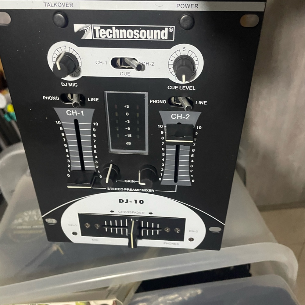 DJ mixer by Techno dj 2 ch
With cross fader .